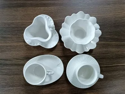 অনিয়মিত কাপ এবং সসার