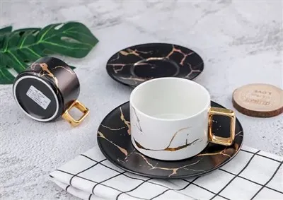 চীনামাটির বাসন কাপ এবং সসার